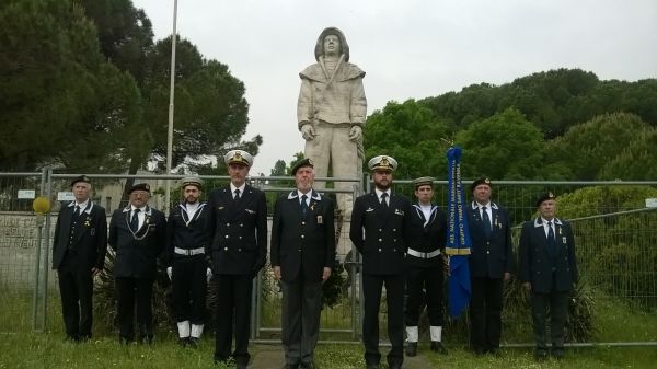 raduno_2015_deposizione_corona_monumento_marinaio